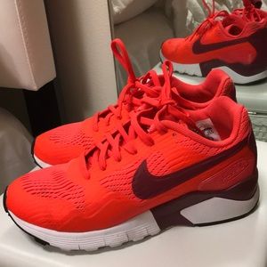 Nike burgundy orange sneaker